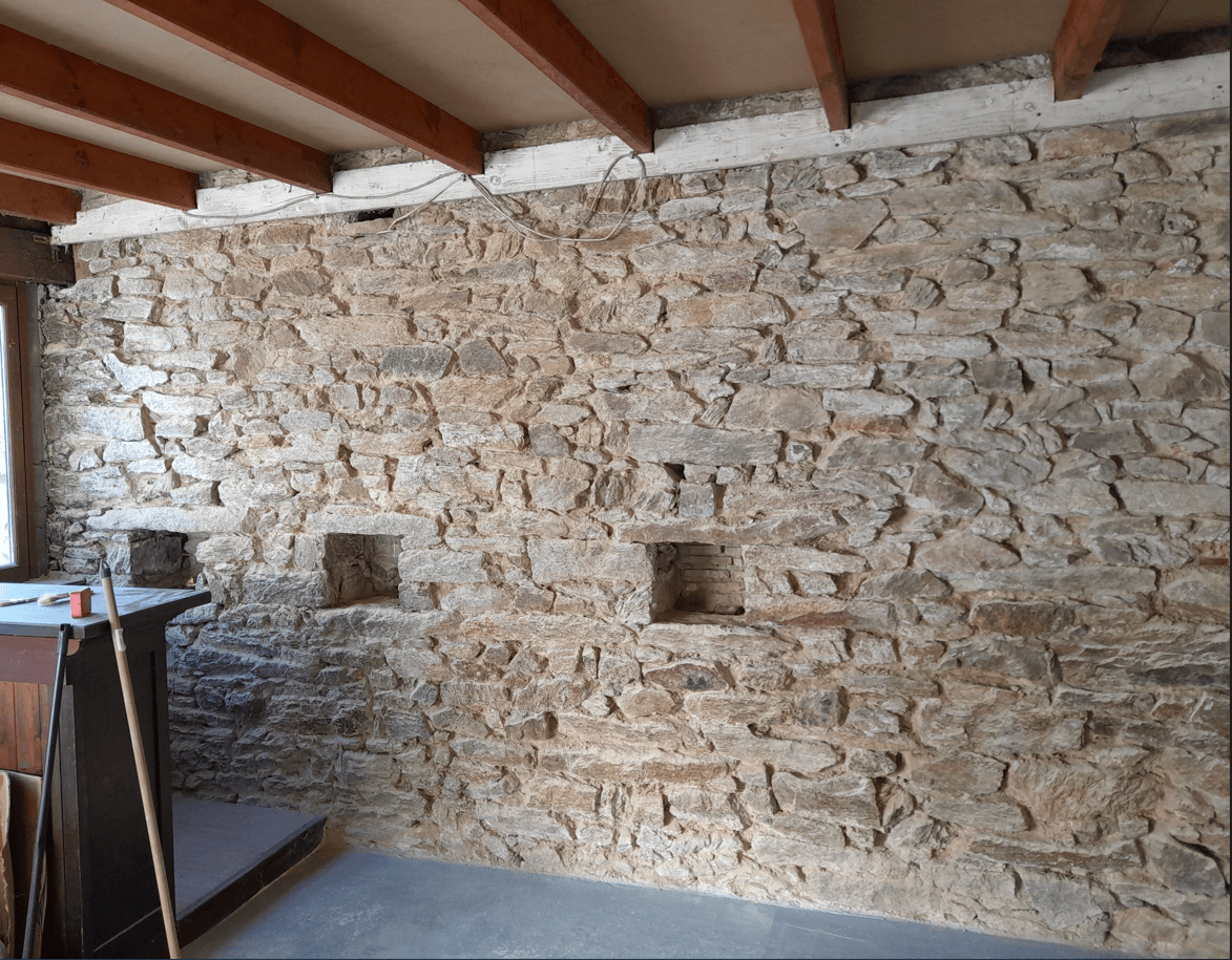 Décroutage du mur en pierre